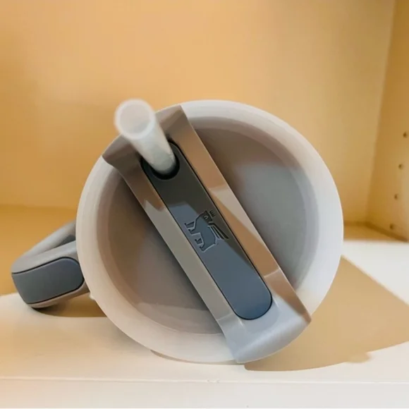 Stanley Quencher H2.0 Tumbler 40oz - Light Gray With Blue Logo NEW IN THE BOX - Picture 5 of 10